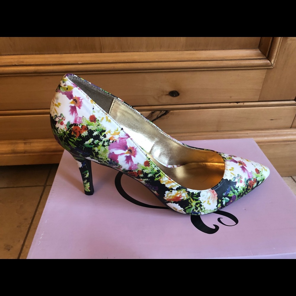 Women’s floral pumps